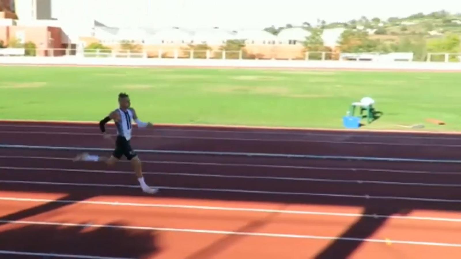 Vicente Antúnez llegando a la meta en el 400m celebrado en Cáceres