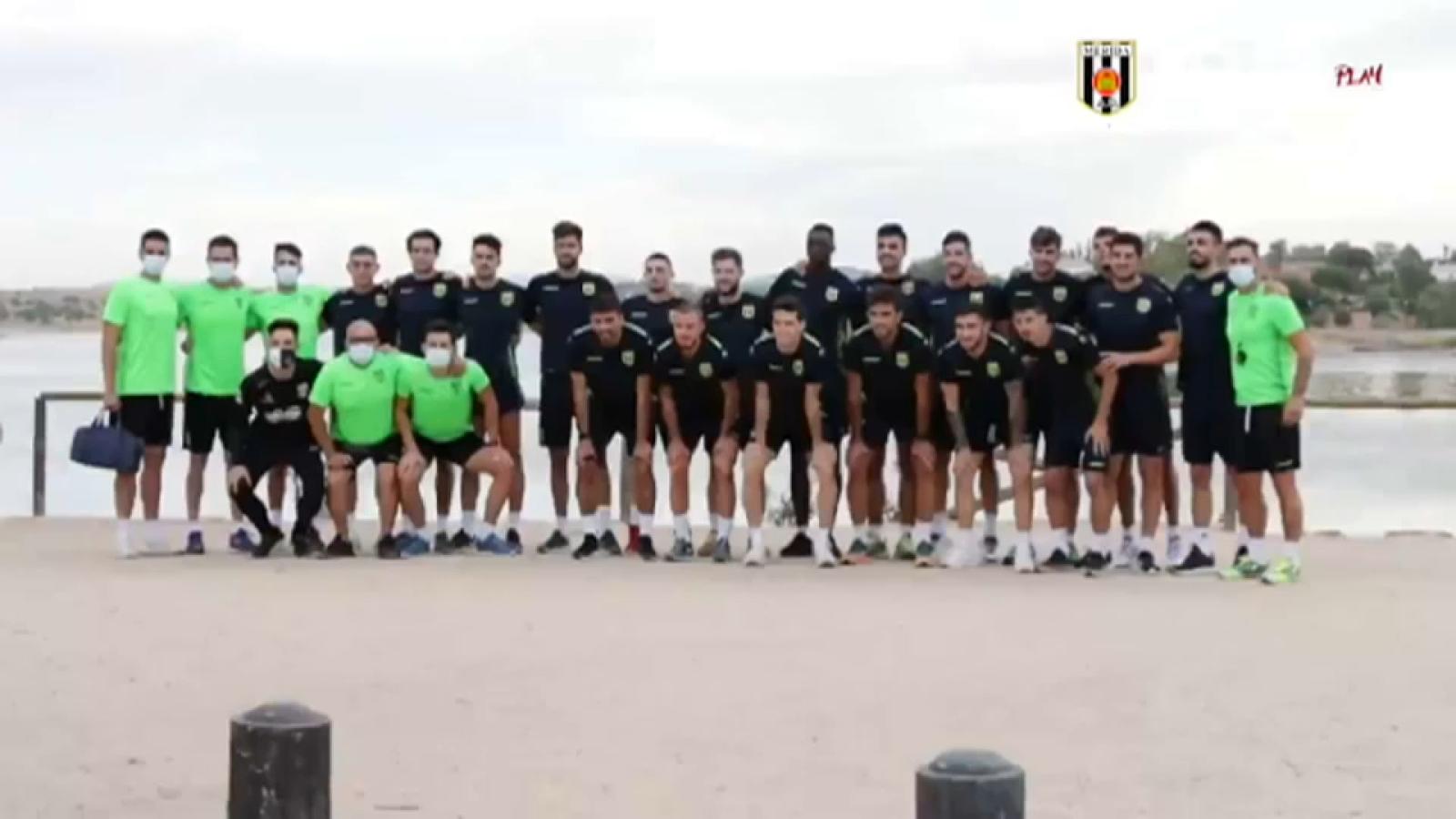La plantilla del Mérida posa en una foto antes de un entrenamiento esta pretemporada