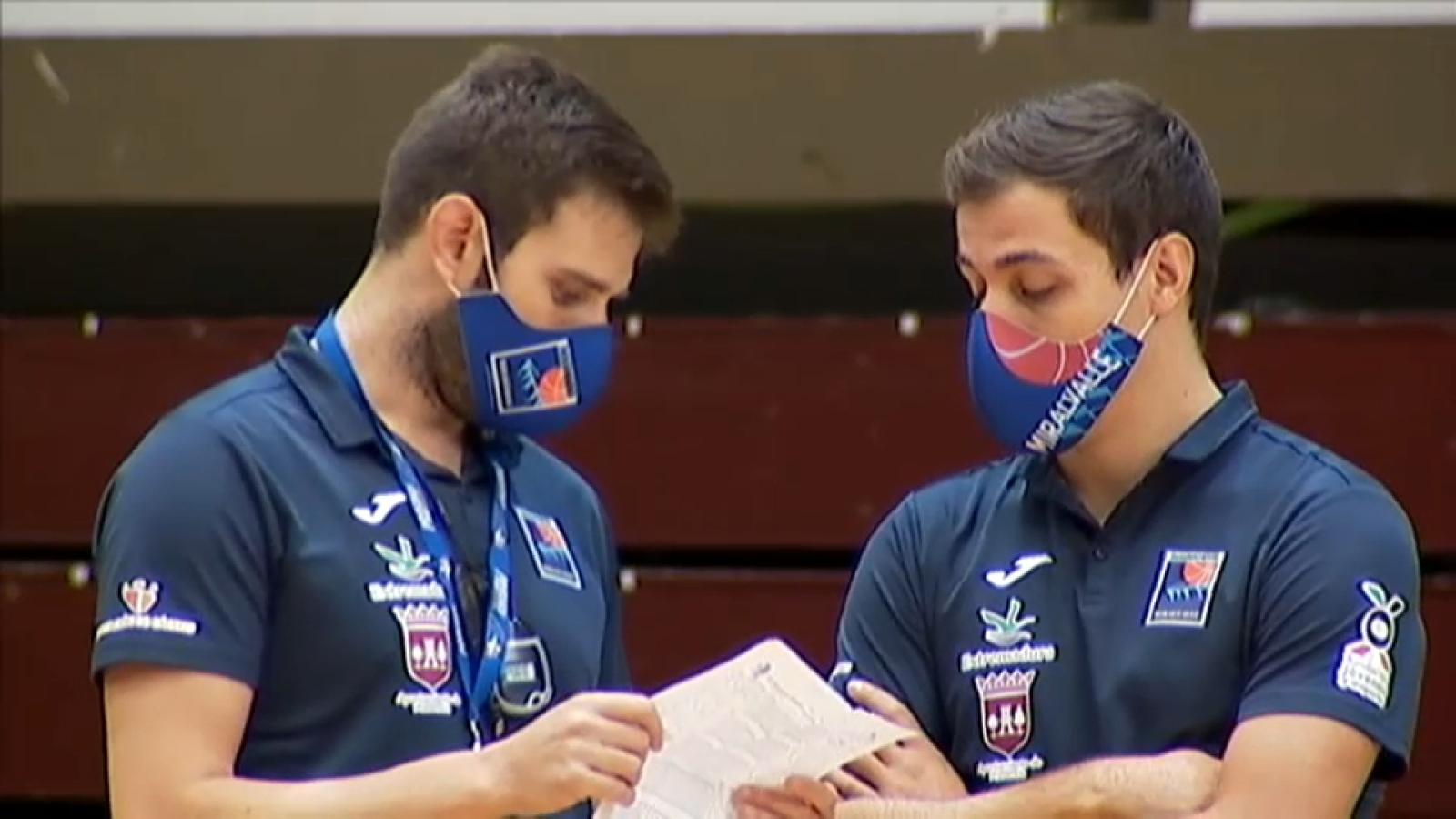 Raúl Pérez repasa aspectos tácticos con su ayudante durante un entrenamiento