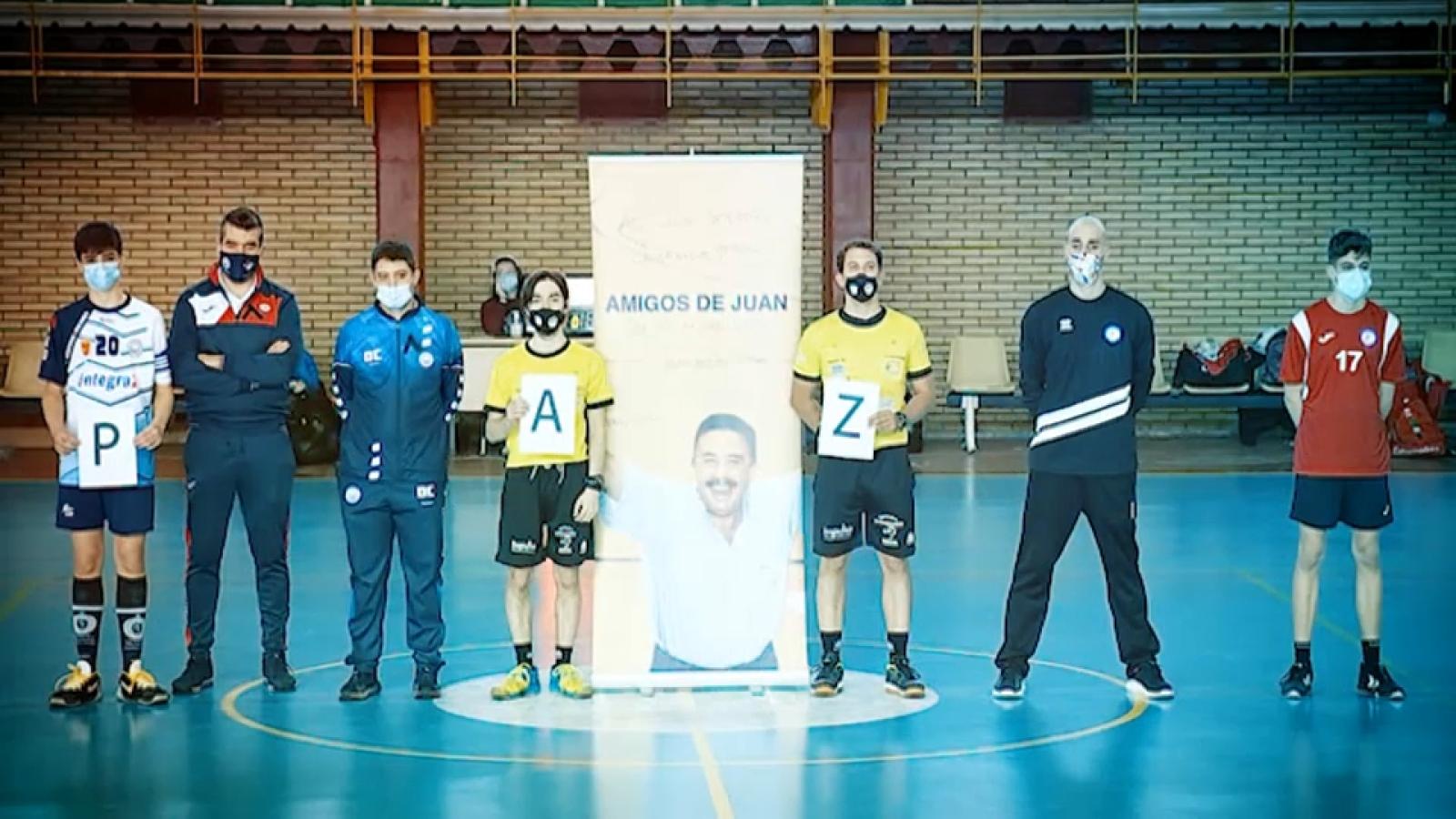 Árbitros y jugadores durante el minuto de silencio que han guardado en homenaje a Juan de Dios Román previo al partido
