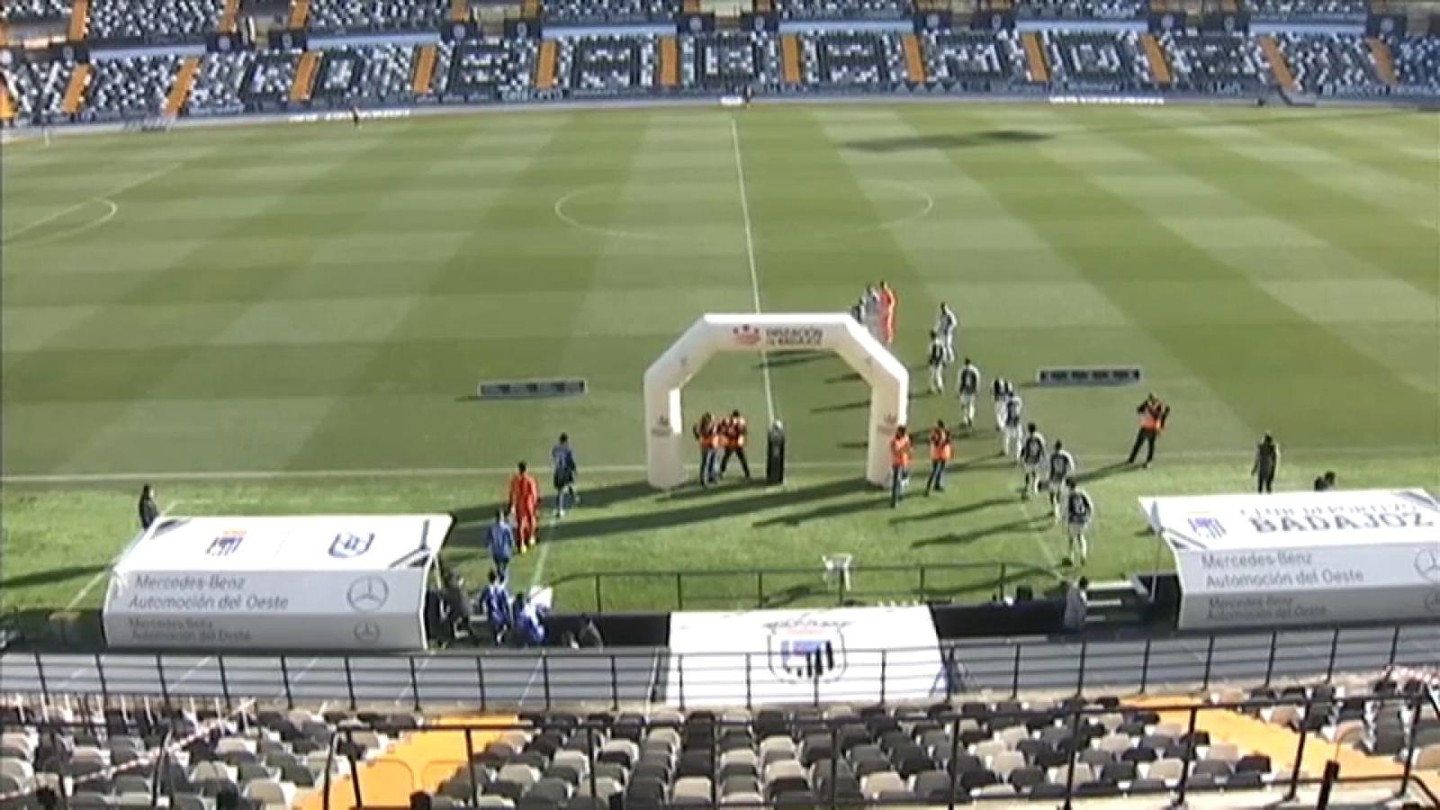 Los jugadores del Badajoz saltando al césped del Estadio Nuevo Vivero