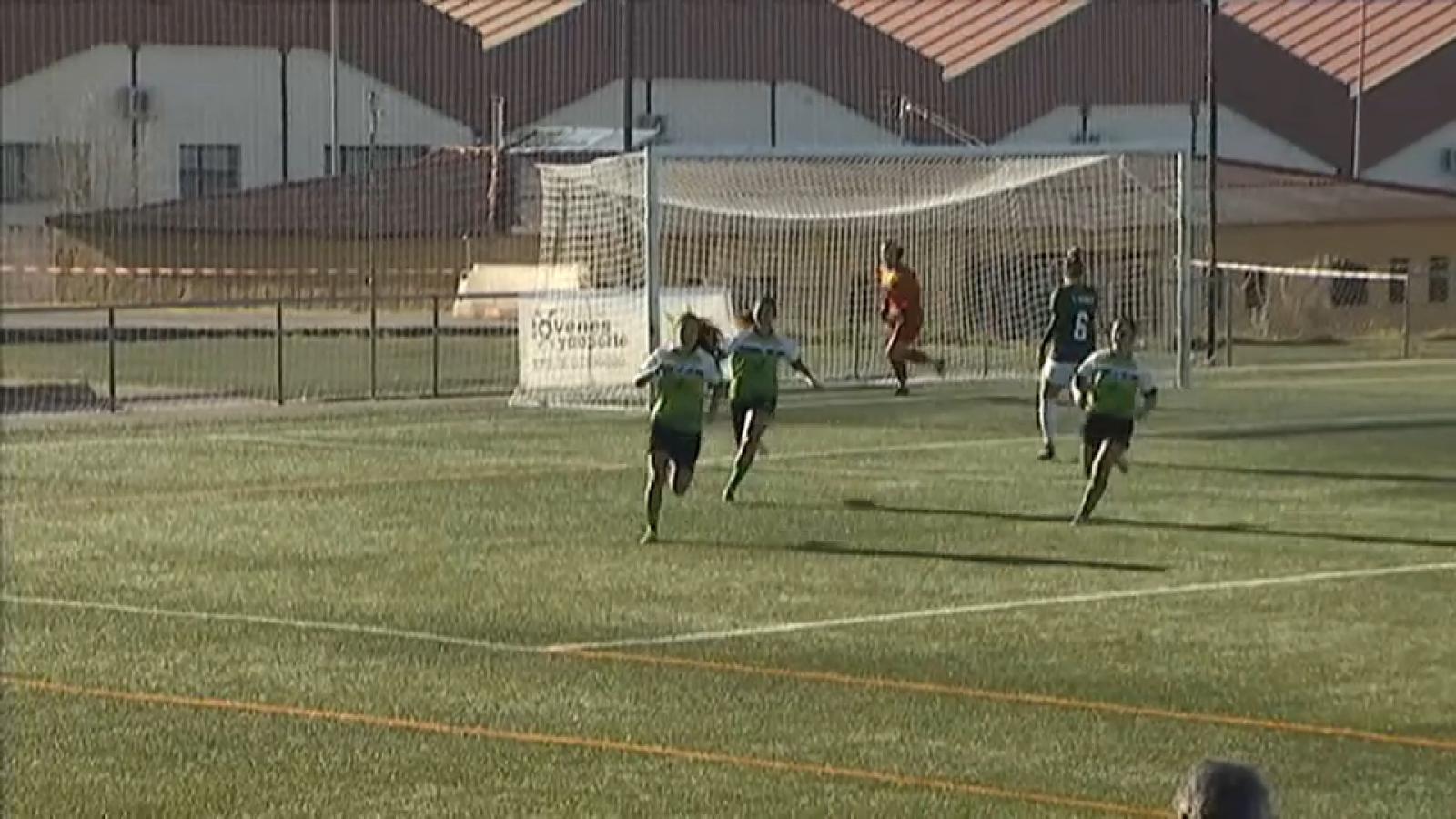 Celebración del gol de Andrea que ponía a las cacereñas por delante
