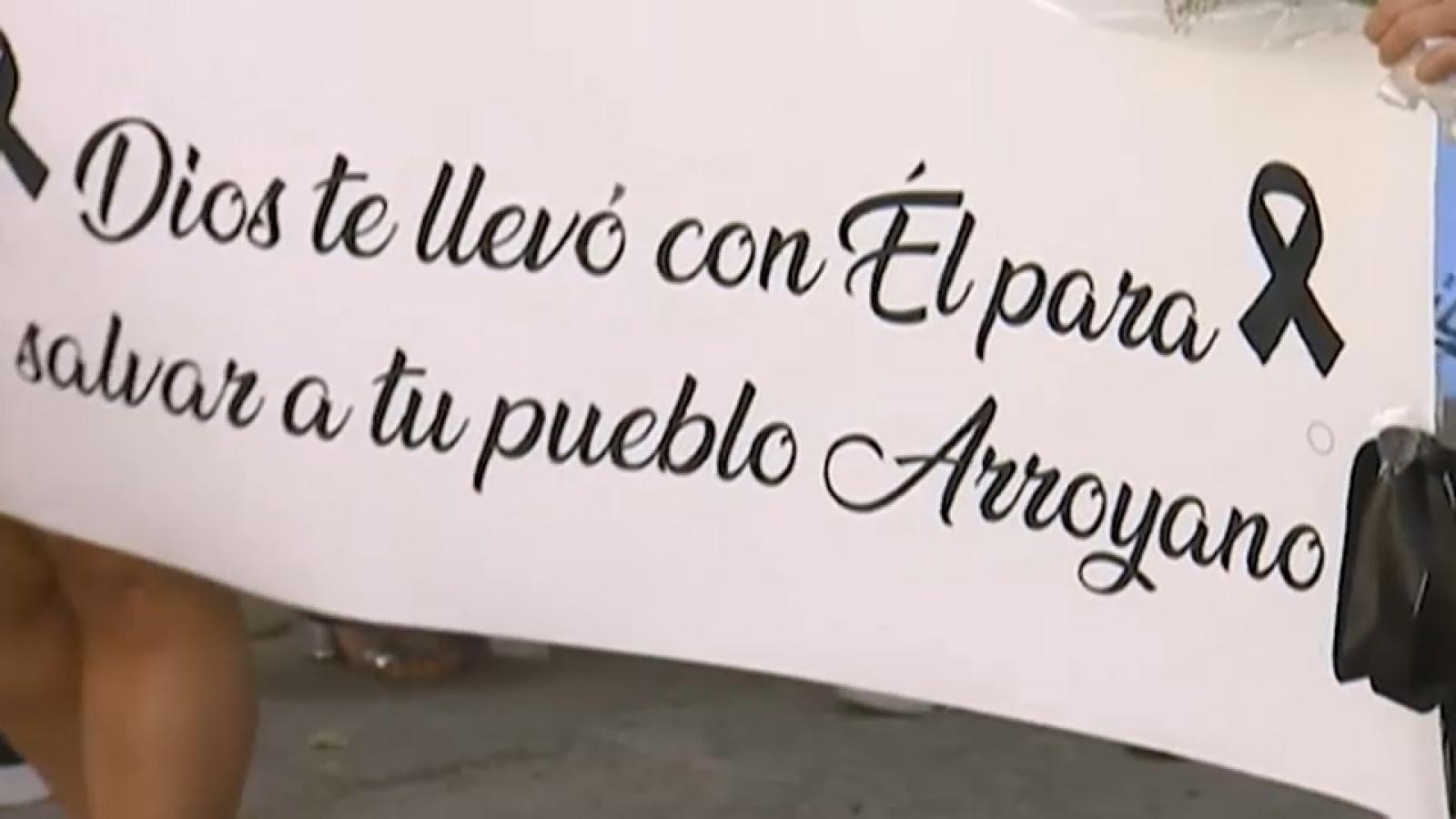 Cartel en el que pone "Dios te llevó con Él para salvar a tu pueblo Arroyano"