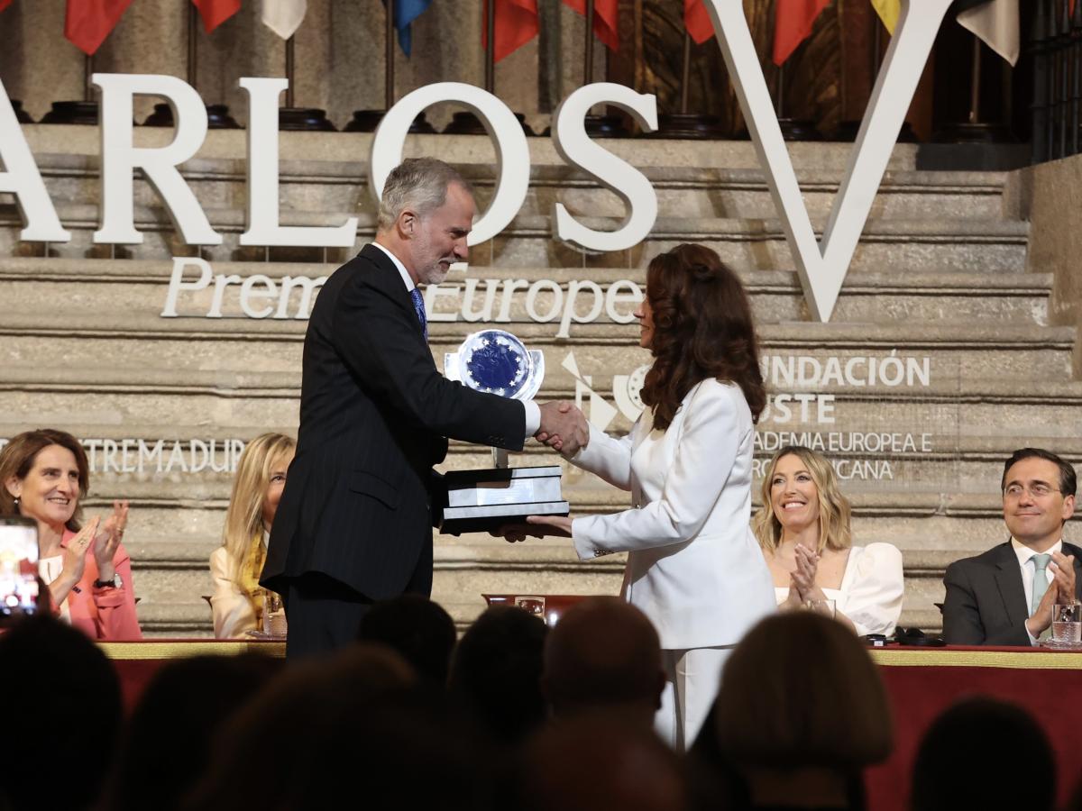 El Rey Felipe VI ha entregado este lunes el Premio Europeo Carlos V a la concejala de Budapest y presidenta del Comité Europeo de las Regiones, Kata Tüttő