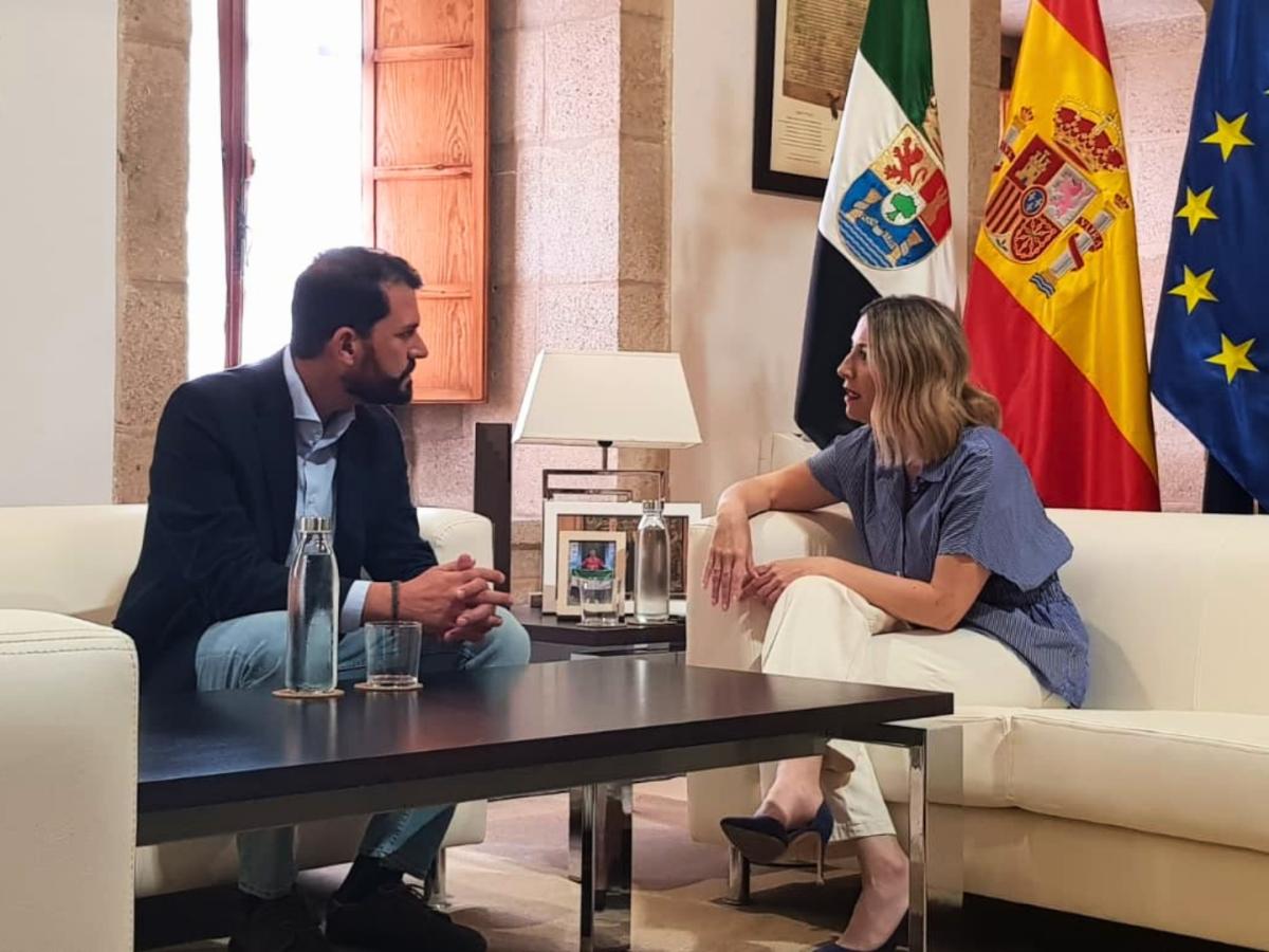 La presidenta de la Junta, María Guardiola, se reúne con el líder del PSOE extremeño, Álvaro Sánchez Cotrina