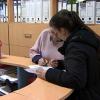 Una madre rellenando la solicitud de escolarización