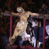 La emoción del Vía Crucis en el Anfiteatro Romano toma la madrugada emeritense