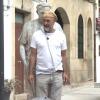 El artista Antonio Morán se encadena a su obra en Plasencia para pedir que no la trasladen