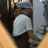 Mujer trabajando en cocina de bar