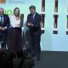 María Guardiola recibiendo el premio de manos de Alberto Núñez Feijóo