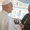 El papa León XIV saluda al arzobispo de Mérida-Badajoz, José Rodríguez Carballo, en la plaza San Pedro en Roma
