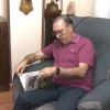 Luis Rodríguez Ardila posa con su libro "Toda una vida"