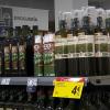Garrafas y botellas de aceite de oliva en un supermercado.