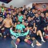 Los jugadores del Extremadura celebran, en el vestuario, la sufrida victoria.
