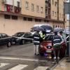 Policías investigando junto a los vehículos afectados por una explosión en la barriada de Llera, en Badajoz
