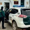 Imagen de archivo de un agente junto a un vehículo de la Guardia Civil