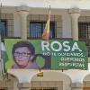 Pancarta de Rosalía Cáceres en la fachada del Ayuntamiento de Bohonal de Ibor durante una concentración en mayo de 2025