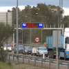 Vehículos circulando hacia España en la zona de control en la frontera con Portugal durante su cierre por la crisis sanitaria.