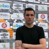Kike Royo atendiendo a los medios del club