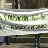 Manifestantes con una pancarta en la que puede leerse: "La Educación no se toca. Pública y de calidad"