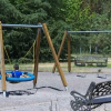 Varios niños disfrutan jugando en un parque infantil de Mérida