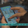 Una vecina de Jerez de los Caballeros ojea el catalogo online de los comercios de la localidad.