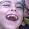 Imagen de Pablo con su padre, que le da un beso en mejilla