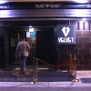 Cliente entrando en una sala de fiesta en Cáceres