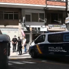La Policía Nacional ha hecho guardia permanente para vigilar el confinamiento de todo un bloque en Santander.