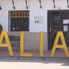 Letras formando la palabra Alía situadas en la plaza del municipio