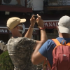 Tusistas fotografían un monumento