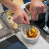 imagen de un cocinero preparando un plato