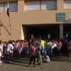 niños en la fila del colegio