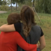 Abrazo entre una mujer diagnosticada con Alzheimer su hija