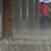 La intensa lluvia golpea las aceras de Cáceres