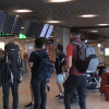 La mayoría de las aerolíneas cuentan con numerosas demandas por reembolsos de vuelos no satisfechos. Turistas observan los paneles de vuelos en un aeropuerto durante la nueva normalidad derivada del coronavirus.