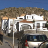 El Ayuntamiento de Hornachos ha pedido a sus vecinos que limiten sus salidas lo máximo posible. Fachada del Ayuntamiento con la Sierra Grande de Hornachos al fondo. Plaza de España vacía en la localidad pacense de Hornachos.