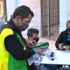 Javier vendiendo cupones en un bar de Badajoz 