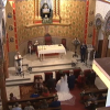 Ceremonia religiosa de matrimonio en una iglesia católica.