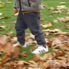 Niño jugando en un parque