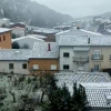 Tornavacas ha amanecido cubierta por un manto blanco de nieve