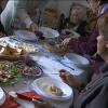 Una familia celebrando la Navidad