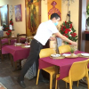 En los restaurantes ya temen que se produzcan cancelaciones masivas de reservas. Un camarero prepara una mesa en el salón de su restaurante.