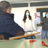 Un usuario atiende a una charla en la Asociación Nueva Vida 