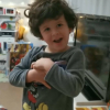 Un niño extremeño abriendo regalos 