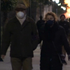 Personas paseando bajo una noche gélida