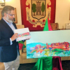 Fernando Pizarro muestra el galardón con el que se reconoce a los premiados en San Fulgencio.