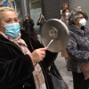 Pequeños comerciantes de la calle Menacho de Badajoz protestan cacerola y cazo en mano contra el cierre de sus tiendas.