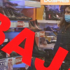 Tienda abierta con cartel de Rebajas