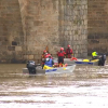 Especialistas de rescate recuperando uno de los cuerpos de los tres trabajadores fallecidos en el río Guadiana